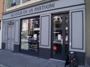 AU-DELÀ DE LA MATIÈRE à Nice