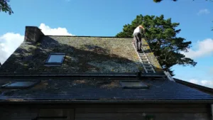 HUET COUVERTURE RAVALEMENT COUVREUR Démoussage nettoyage Toiture Façade Recherche Fuite peinture Gouttières Morbihan à Moréac