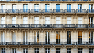 Paris, ville au patrimoine architectural riche, doit une part de son charme inégalé aux majestueux immeubles haussmanniens, érigés sous le Second Empire. Ces constructions, mêlant uniformité et raffinement, dominent les grandes avenues et symbolisent le prestige parisien. À la croisée […]