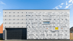L’Isolation Thermique par l’Extérieur (ITE) constitue une réponse majeure aux enjeux énergétiques actuels, lorsque l’objectif est d’améliorer la performance thermique d’un bâtiment tout en préservant son espace intérieur. Cependant, l’extension d’une ITE sur la façade arrière d’une maison sans générer […]