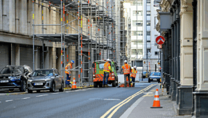 Dans le contexte urbain contemporain, le montage d’un échafaudage auto-stable en milieu étroit représente un défi technique et organisationnel majeur pour les professionnels du bâtiment. Les contraintes d’espace, la sécurisation des zones à forte densité humaine et la réglementation rigoureuse […]