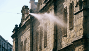 Dans le paysage architectural actuel, où la valeur patrimoniale et la préservation des façades historiques sont devenues des priorités majeures, le nettoyage par nébulisation s’inscrit comme une réponse innovante et respectueuse. Cette technique douce, encore appelée ruissellement d’eau, s’impose progressivement […]